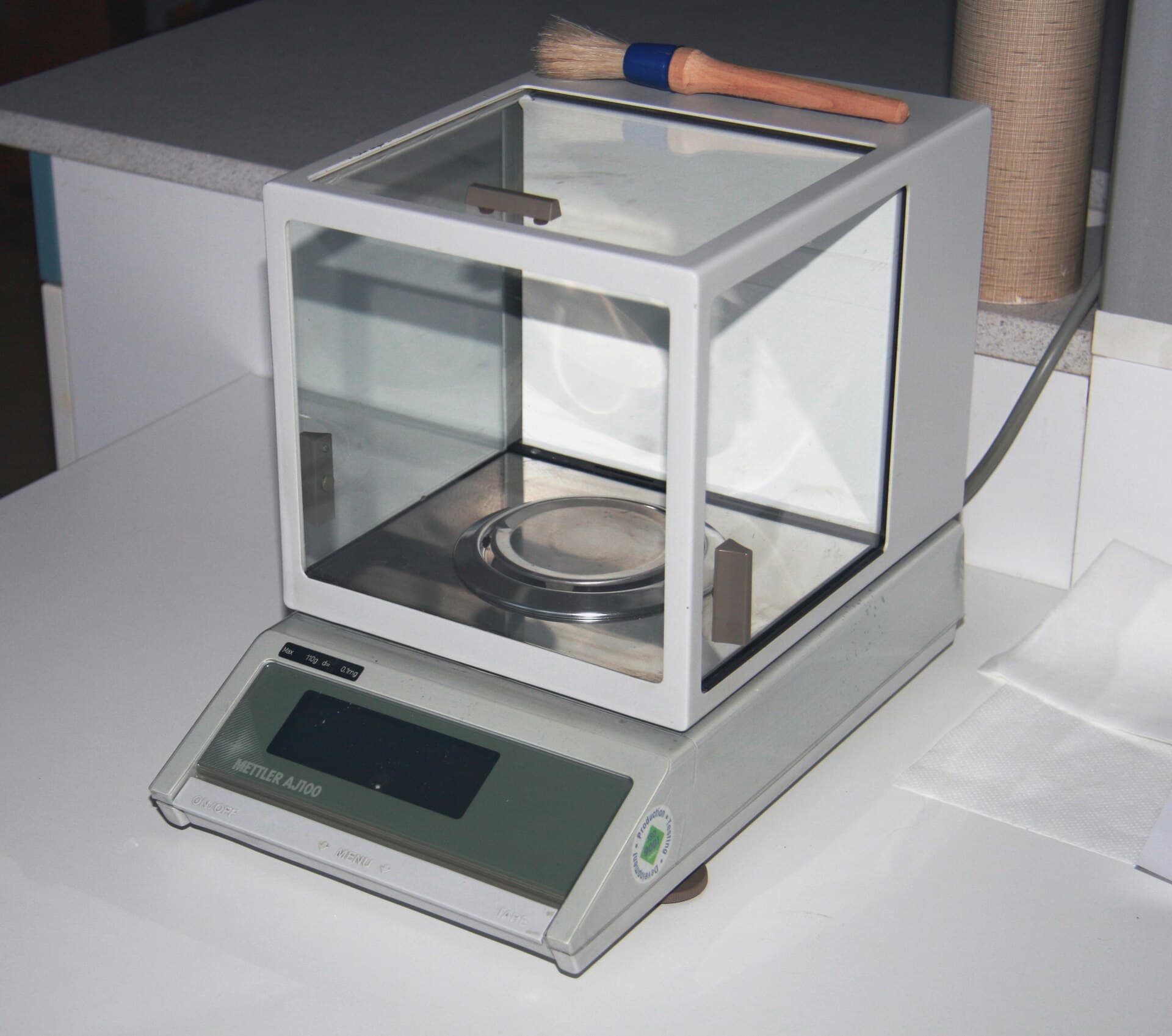 Analytical balance with a glass draught shield